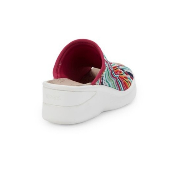 New in Box Bzees Women's Smile II, Wavestripe Multi-Colored Sandals Size 8 Light - Picture 15 of 15